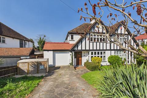 3 bed property, in Petersfield Crescent, £599,950