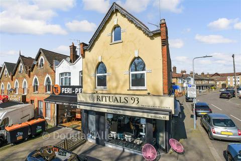 3 bed property, in Chigwell Road, £275,000