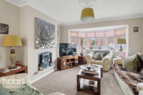 3 bed property, in Front Lane, £450,000