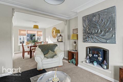 3 bed property, in Front Lane, £450,000