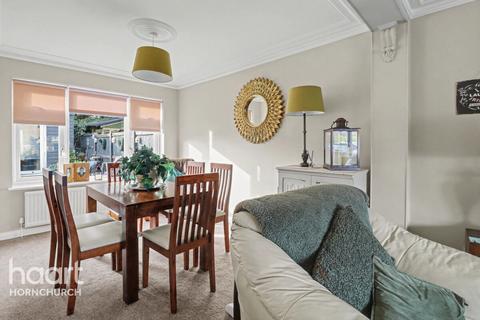 3 bed property, in Front Lane, £450,000