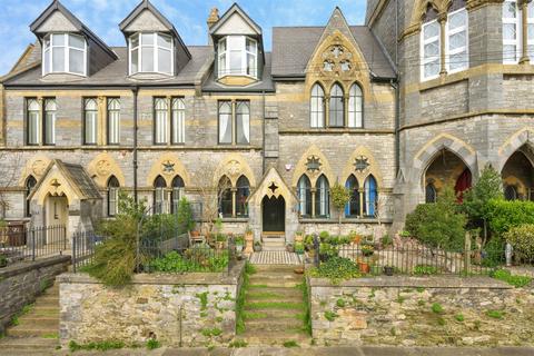 6 bed property, in Western College Road, £575,000