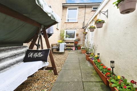 3 bed property, in Roslings Close, £350,000