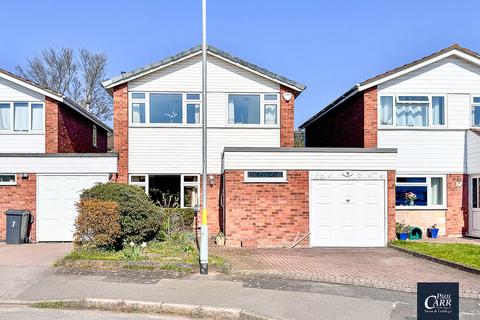 3 bed property, in Fern Croft, £350,000