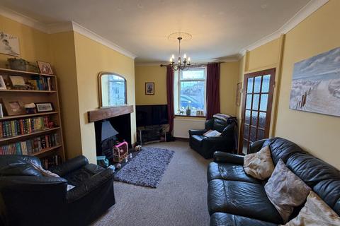 2 bed property, in Ffordd Penmynydd, £149,500