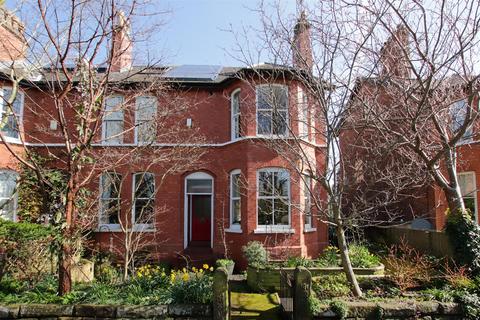 5 bed property, in Victoria Road, £975,000