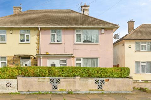 3 bed property, in Beaumont Leys Lane, £260,000