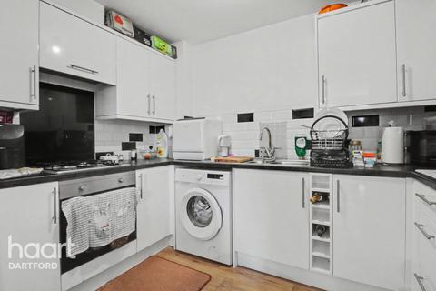 2 bed property, in Macarthur Close, £240,000