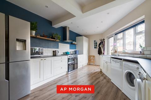 3 bed property, in Broughton Crescent, £290,000