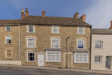 2 bed property, in High St, £179,950