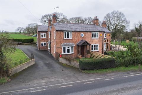 3 bed property, in Chester Road, £450,000
