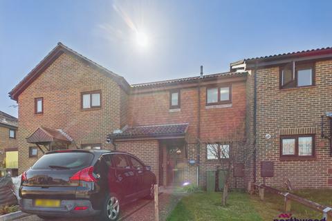 2 bed property, in Carisbrooke Close, £220,000