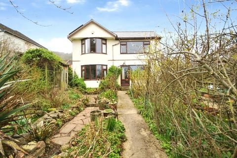 4 bed property, in Woodmancote, £450,000