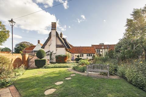 5 bed property, in A Distinguished Grade II Listed Home in Hingham, £750,000