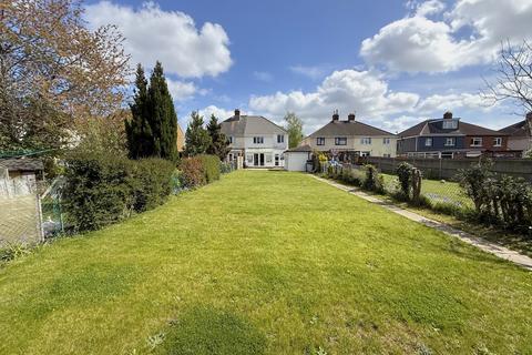 3 bed property, in Regents Park Road, £400,000