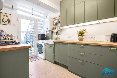 2 bed property, in Marlborough Gardens, £400,000