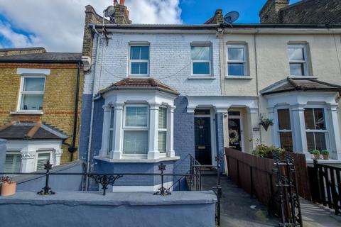 3 bed property, in Parkdale Road, £450,000
