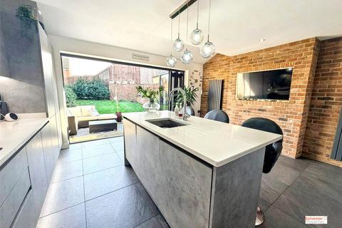4 bed property, in Orchard Grove, £210,000