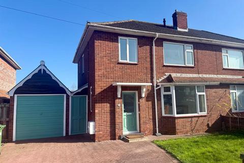 3 bed property, in Quarry Road, £300,000
