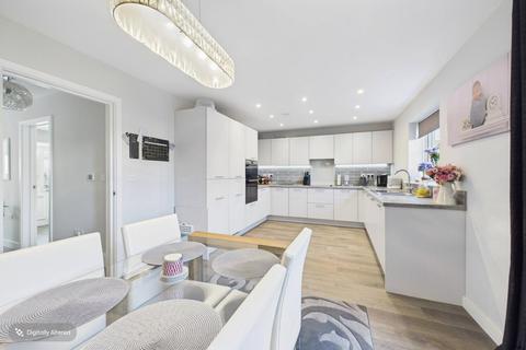 4 bed property, in Apricot Mews, £500,000
