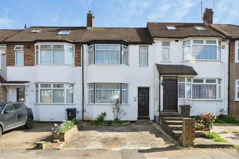 3 bed property, in Cheriton Avenue, £550,000