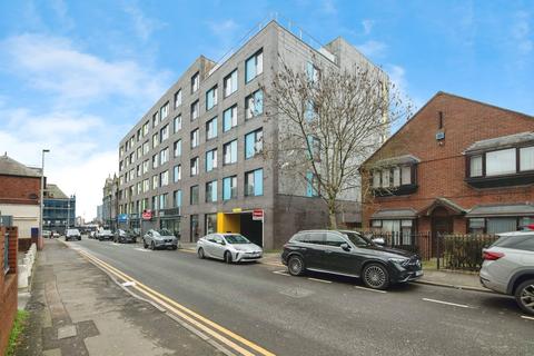 2 bed property, in Victoria Street, £110,000