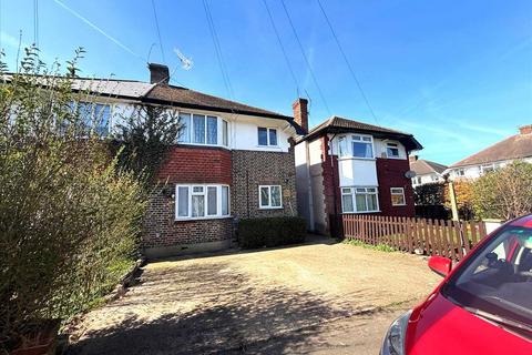 2 bed property, in Elmcroft Close, £239,950