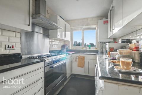 2 bed property, in Mark Close, £325,000