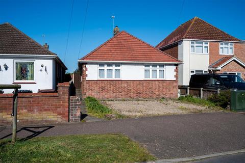 2 bed property, in Lynn Grove, £240,000