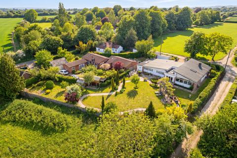 4 bed property, in Wood End Green, £1,150,000