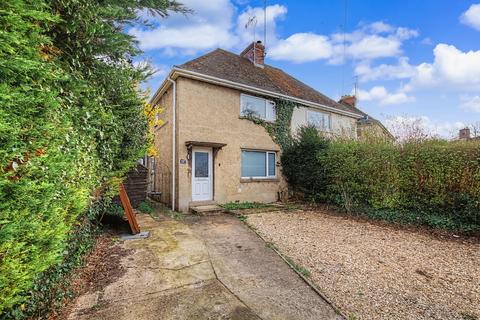 2 bed property, in Witney OX28, £200,000