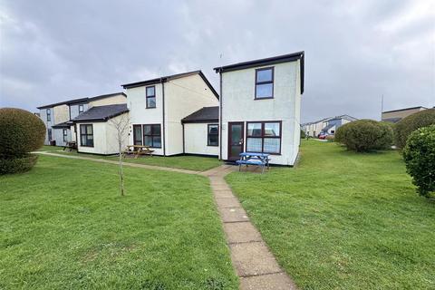 3 bed property, in Perran View, £105,000