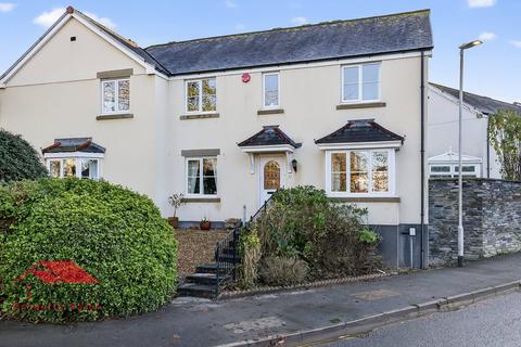 4 bed property, in Dark Street Lane, £325,000
