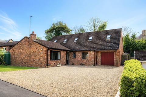 6 bed property, in Leigh Close, £575,000