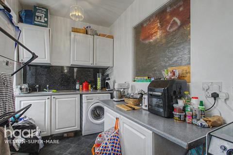 1 bed property, in Upper Church Road, £90,000