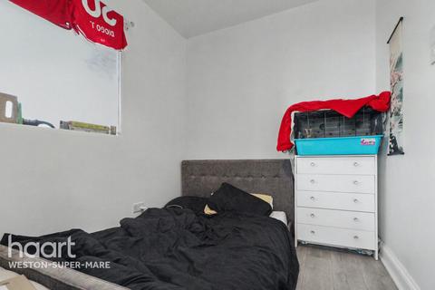 1 bed property, in Upper Church Road, £80,000