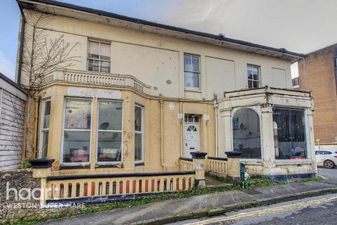 1 bed property, in Upper Church Road, £90,000