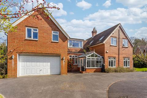 4 bed property, in Beacon Rise, £800,000