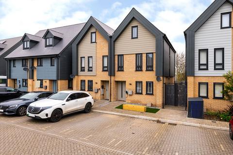 4 bed property, in Commodores Close, £365,000