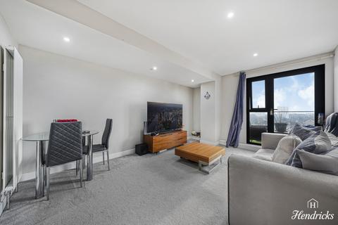 2 bed property, in Beaumont Court Victoria Avenue, £200,000