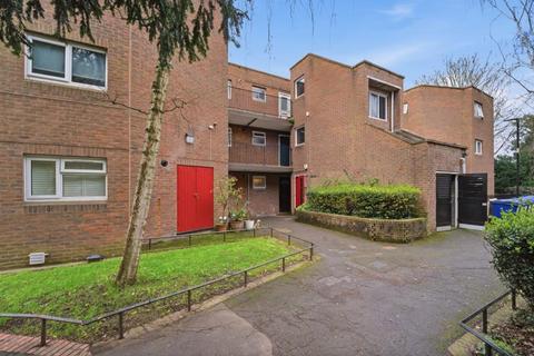 1 bed property, in Garrick Close W5, £340,000