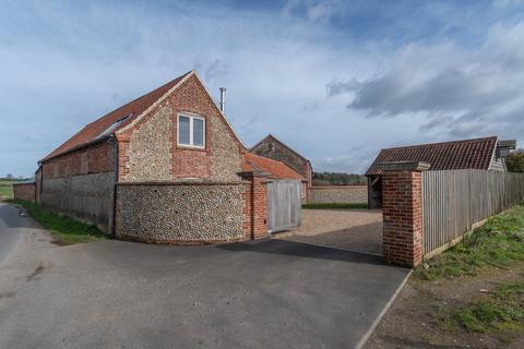 4 bed property, in Green Farm Barns, £795,000