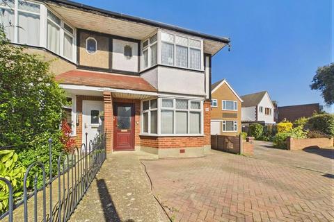 2 bed property, in Bridle Dene, £230,000