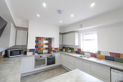 4 bed property, in Clifton Road, £175,000