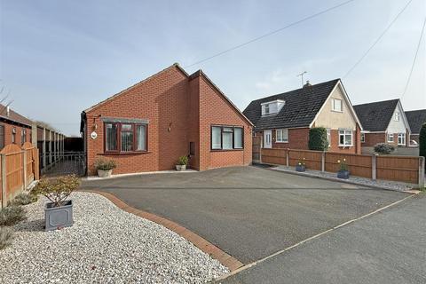 3 bed property, in Pool Road, £465,000