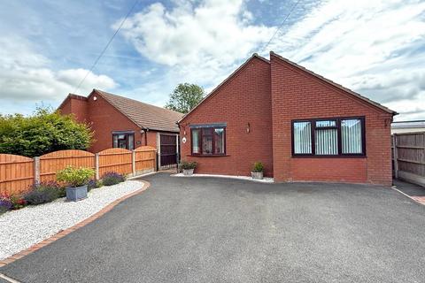 3 bed property, in Pool Road, £465,000