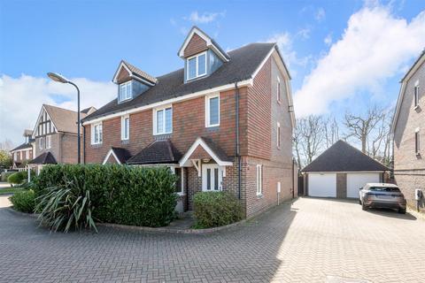 4 bed property, in Birch Close, £750,000