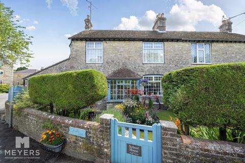 2 bed property, in Winterbourne Abbas, £280,000