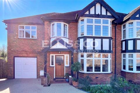 5 bed property, in Priory Crescent, £980,000
