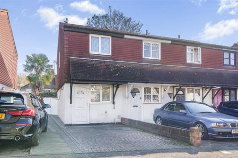 2 bed property, in Mapleton Road, £370,000